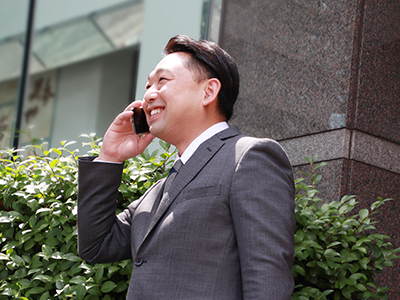 クライアントと電話をする営業